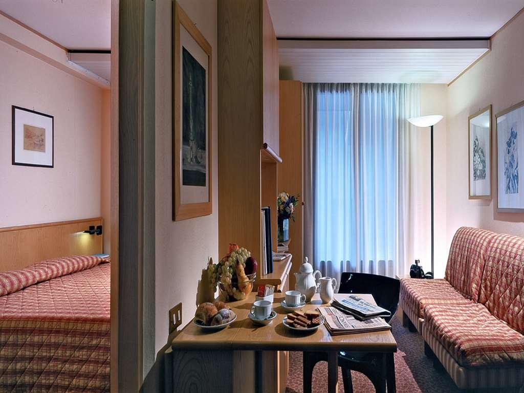 Hotel Les Jumeaux كورمايور الغرفة الصورة