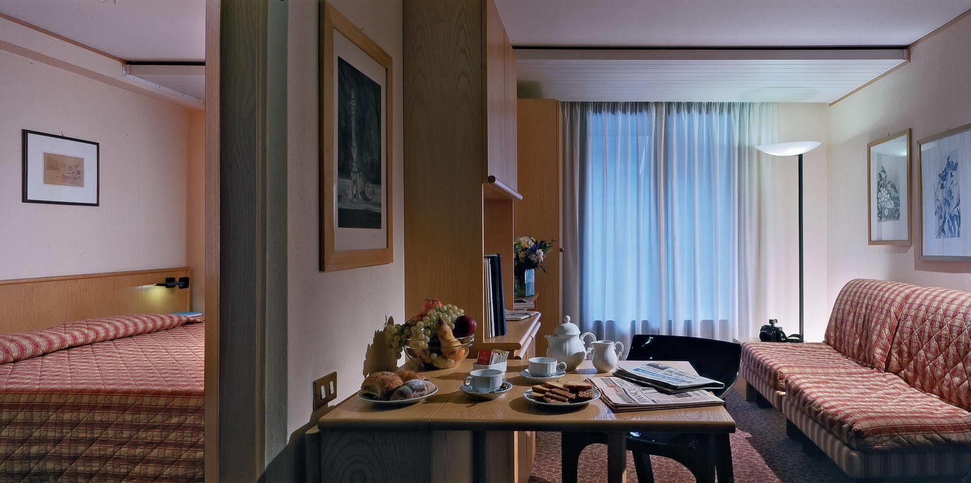 Hotel Les Jumeaux كورمايور الغرفة الصورة